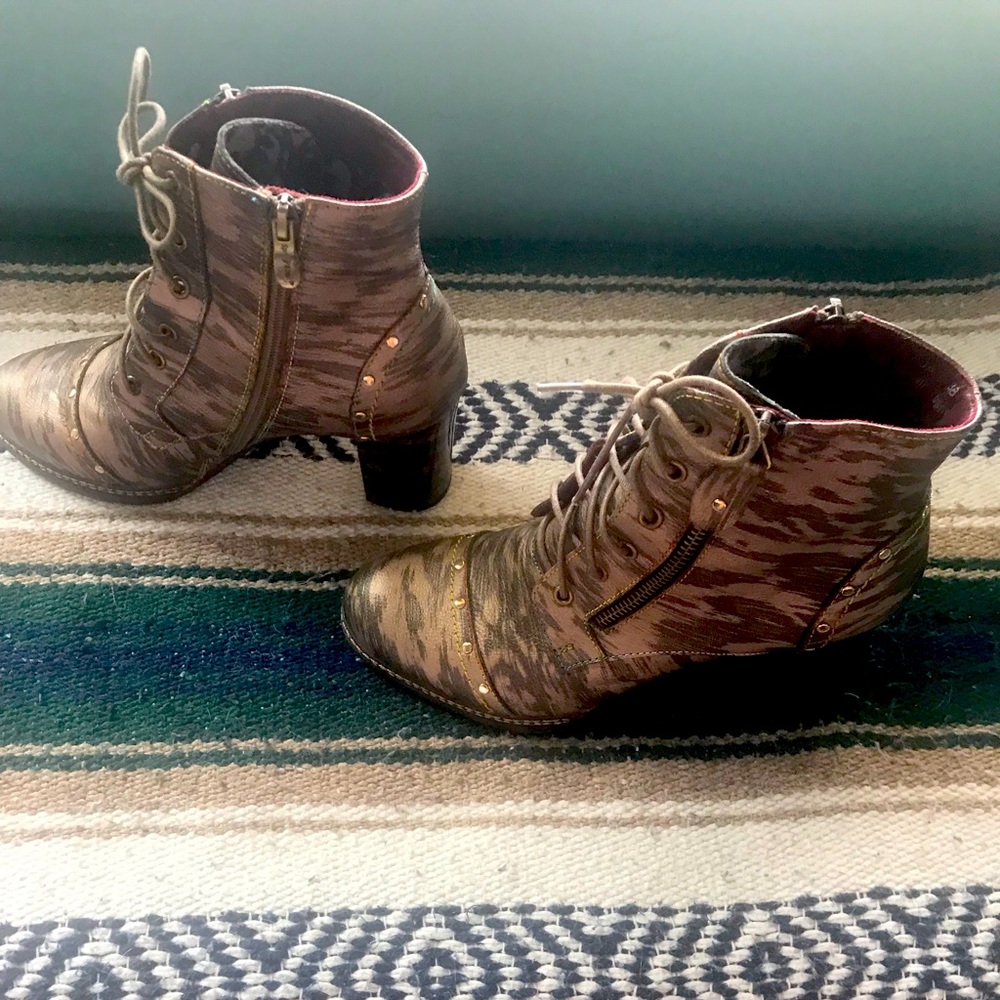 Gold and black combat boot